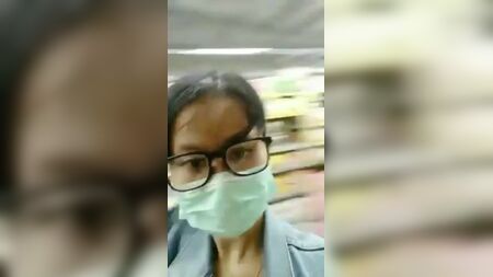 Tetas asiáticas enormes en el supermercado