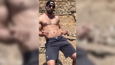 Un chico atractivo con un bulto enorme en los pantalones cortos