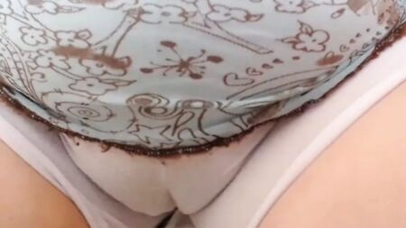 Madura en braguitas, cameltoe, amateur, primer plano
