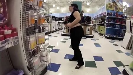 Una mujer con sobrepeso se tira un pedo en público mientras va de compras