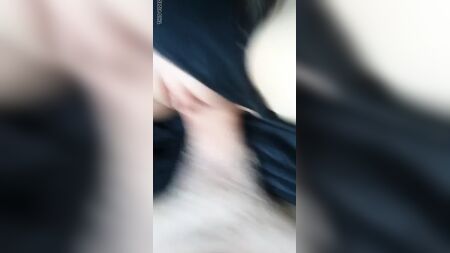 Su madre la llama mientras está follando