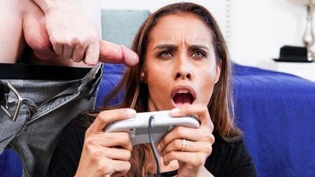 La madrastra juega con el mando de videojuegos de su hijastro - MommyBlowsBest