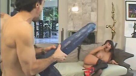 Dos tíos bien dotados se follan los tres agujeros de esta puta morena y hambrienta de sexo