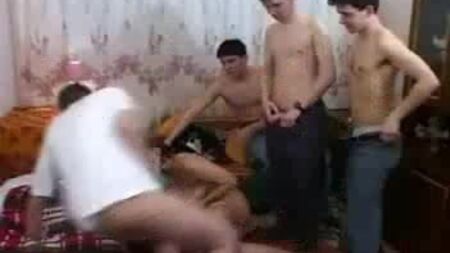 Una mujer insaciable satisface sexualmente a su hijo y a sus amigos