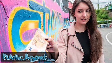 Public Agent: una guapísima estudiante universitaria de arte de 19 años, con unas bonitas tetas naturales, se lo monta al aire libre con una polla enorme