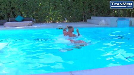 Tíos buenos en traje de baño se quitan el bañador para que les adoren el trasero junto a la piscina
