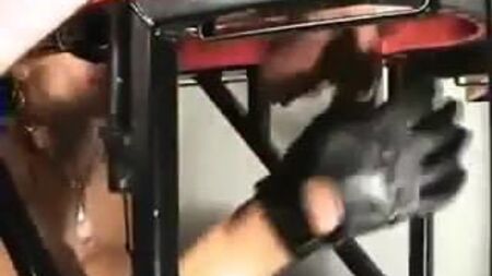 Una dominatrix utiliza el pene y los testículos como saco de boxeo