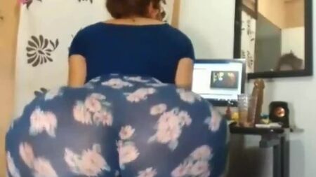 Un culo enorme con unos leggings horribles