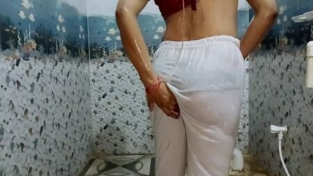 Ver a una madre india bañándose en legis blancas me hace sentir mejor