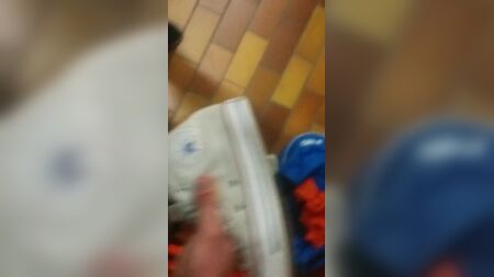 Zapatillas Converse All Star blancas de una chica desconocida en el gimnasio (P1)