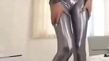 una chica guapísima con unos leggings plateados brillantes
