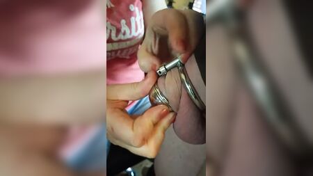Encerrado en un pequeño dispositivo de castidad