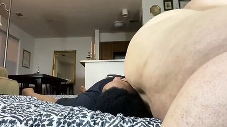 SSBBW: sentada en la cara desnuda