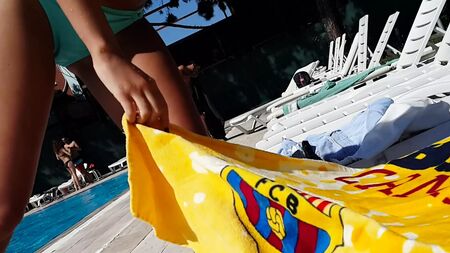 Mi novia luce las líneas del coño y el cameltoe con un bikini mojado en la piscina