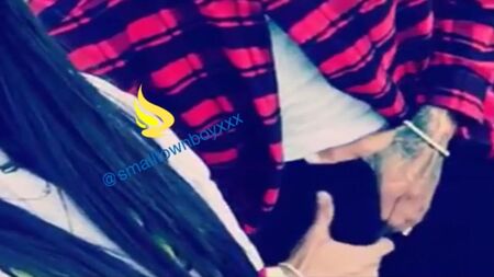 Chris Brown agarrando