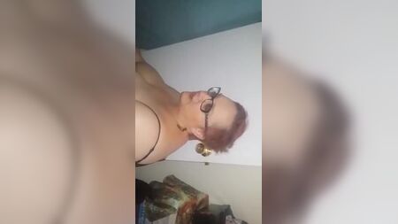 Mujer madura amateur de talla grande en un glory hole de Craigslist chupando