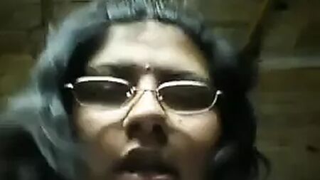 Una mujer de Madurai le hace una mamada al marido de una amiga