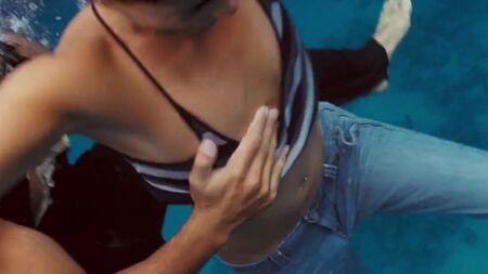 Jessica Alba en «Into the Blue»: descuido en el escote, cámara lenta 5x