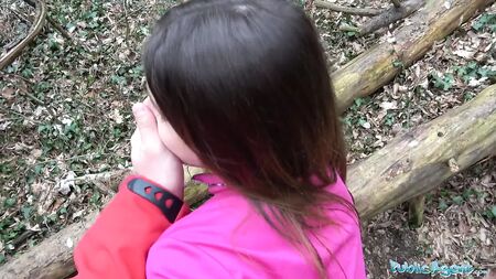 Agente pública: una chica guapa en mallas follada en el bosque