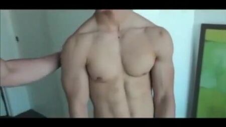 La primera experiencia gay de un chico guapísimo que se dedica a las mudanzas