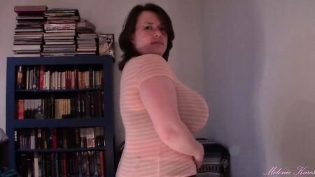 Tetas enormes, escote pronunciado, camiseta transparente