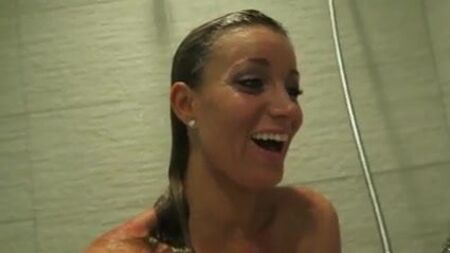 PvP: Jeana desnuda en la ducha