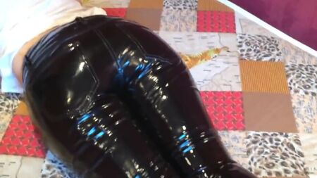 Apretándome el culo con unos pantalones de vinilo brillante