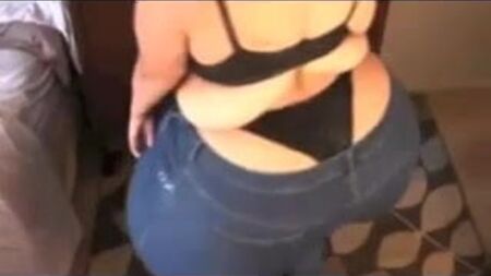 Una chica con curvas bailando cumbia colombiana... ¡Sííííííííííííííííííííííííííííííííííííííííííííííííííííííííííííííííííííííííí