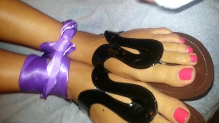 A una secretaria atada y con sandalias le eyaculan en los pies y los dedos de los pies