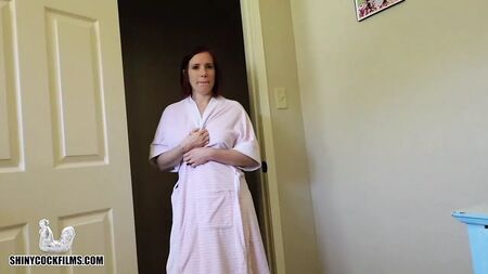 Una madrastra le enseña sus nuevas tetas a su hijastro - Jane Cane