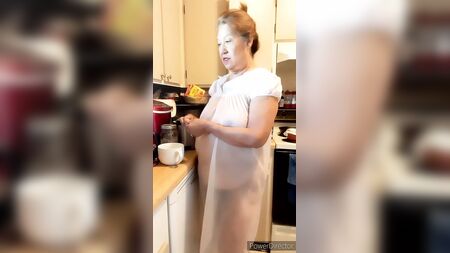 Mujer madura con camisón de abuela transparente y pechos naturales