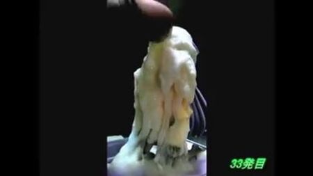 Un hombre eyacula 33 veces sobre una figura de anime