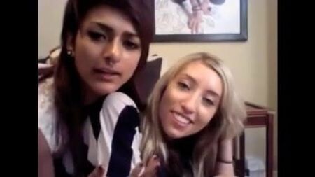 Sesión de besos entre novias lesbianas