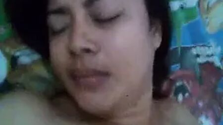 Indonesia: follar con una tía usando condón