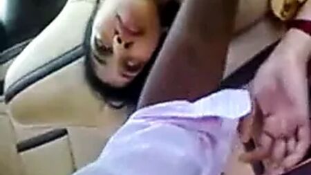 Le chupan las tetas a una joven esposa tamil en el coche