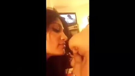 Chica lesbiana de Sri Lanka con mujeres indias