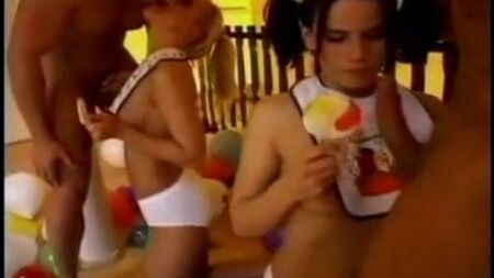 Dos chicas adultas que se comportan como bebés chupando pollas y piruletas con baberos puestos