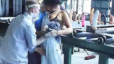 Lola Solana - Explosión de coños 1 - Gangbang en la fábrica de consoladores