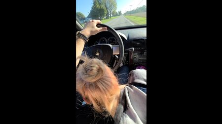 Una rubia sexy le hace a su novio la mejor mamada en el coche