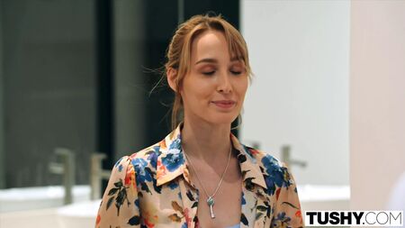 ¡La preciosa Kelly Collins en su debut anal exclusivo en TUSHY!