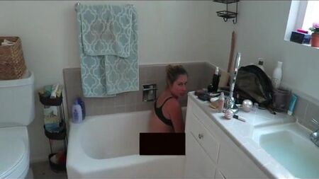 Nikki Baker en la bañera