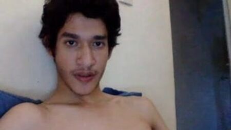 Un chico mexicano guapo enseñando el culo ante la cámara