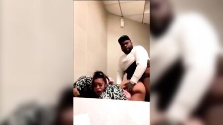 FatBoy le da unas palmaditas en las nalgas a su mujer