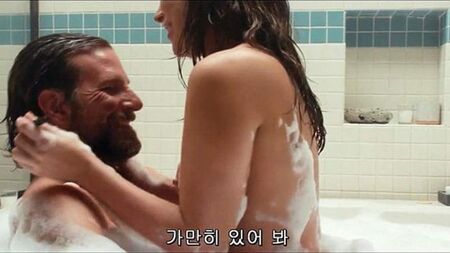 Lady Gaga se baña desnuda con Bradley Cooper en ScandalPlanet