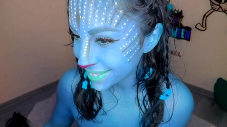 Una Na'vi de generoso busto nos excita con su culo y sus tetas azules