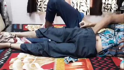 Sooi Huei Maa Ki Cudai Video - Choti sali ko akele pakr chod diya , room me akeli soi hui t