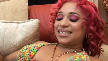 Amateur africano: a Pinky le encanta que se la follen con una polla enorme y dura