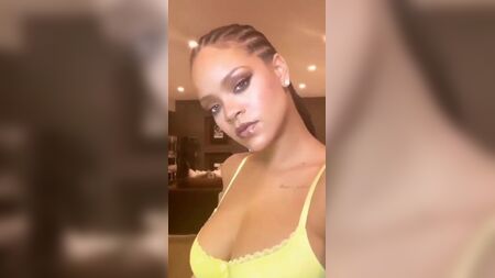 Una selfie de Rihanna en la que se le ve un generoso escote con el sujetador
