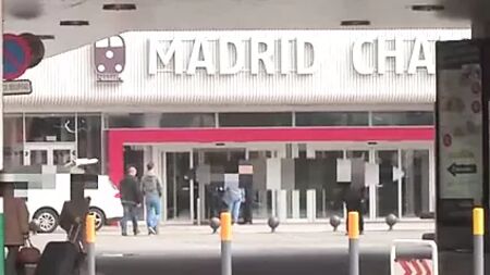 ¡Despedida de soltero! Dos tíos contratan y se follan a una stripper morena