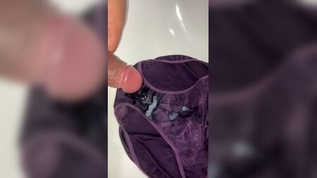 Semen en unas braguitas moradas